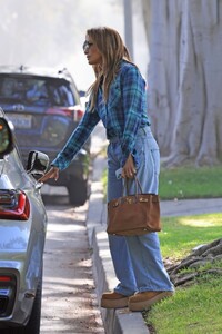 jennifer-lopez-goes-house-hunting-in-brentwood-and-beverly-hills-12-06-2024-5.jpg