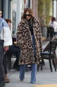 jennifer-lopez-out-form-coffee-with-her-assistant-in-beverly-hills-12-03-2024-1.jpg