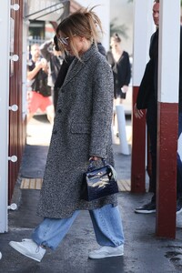 jennifer-lopez-shines-at-brentwood-country-mart-with-new-bodyguard-12.20.2024-1.jpg