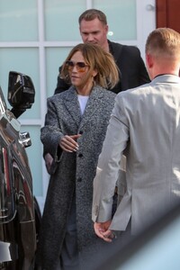 jennifer-lopez-shines-at-brentwood-country-mart-with-new-bodyguard-12.20.2024-10.jpg