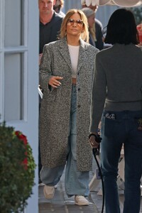 jennifer-lopez-shines-at-brentwood-country-mart-with-new-bodyguard-12.20.2024-12.jpg