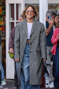 jennifer-lopez-shines-at-brentwood-country-mart-with-new-bodyguard-12.20.2024-13.jpg