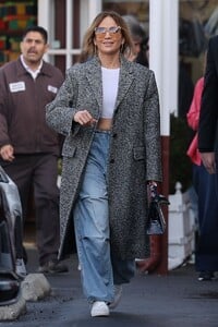 jennifer-lopez-shines-at-brentwood-country-mart-with-new-bodyguard-12.20.2024-3.jpg