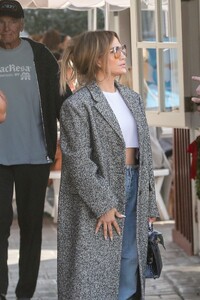 jennifer-lopez-shines-at-brentwood-country-mart-with-new-bodyguard-12.20.2024-7.jpg