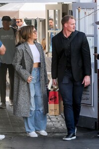 jennifer-lopez-shines-at-brentwood-country-mart-with-new-bodyguard-12.20.2024-8.jpg