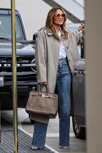 jennifer-lopez-shopping-at-polo-ralph-lauren-11-29-2024-0.jpg