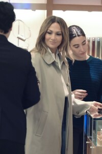 jennifer-lopez-shopping-at-polo-ralph-lauren-11-29-2024-3.jpg