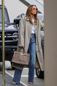 jennifer-lopez-stuns-in-chic-style-amid-thanksgiving-drama-5.thumb.jpg.92c2de9199c9cfbe9f46f2f40c659403.jpg