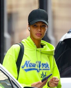 joan-smalls-at-a-nail-salon-in-new-york-10-04-2024-5.jpg