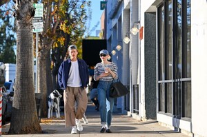 julia-garner-and-john-owen-lowe-enjoy-casual-lunch-at-joan-s-on-third-in-studio-city-12.18.2024-3.jpg