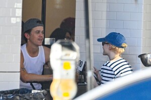 julia-garner-and-john-owen-lowe-out-at-joan-s-on-third-in-studio-city-12-18-2024-0.jpg