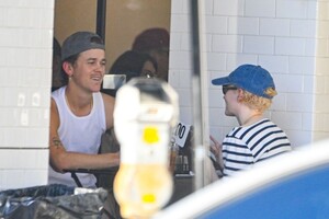 julia-garner-and-john-owen-lowe-out-at-joan-s-on-third-in-studio-city-12-18-2024-1.jpg