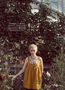 julia-garner-in-marie-claire-australia-january-2025-4.jpg