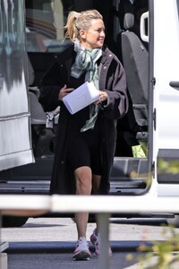 kate-hudson-arrives-on-set-of-mindy-kaling-s-untitled-basketball-comedy-03-22-2024-2.thumb.jpg.2670f58e4656559249fa7090d0429e80.jpg