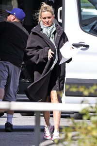 kate-hudson-arrives-on-set-of-mindy-kaling-s-untitled-basketball-comedy-03-22-2024-3.thumb.jpg.d5bbaceadcb7ab583c9c817c3733f99a.jpg