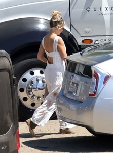 kate-hudson-arrives-on-the-set-of-untitled-basketball-project-in-la-04-25-2024-2.jpg