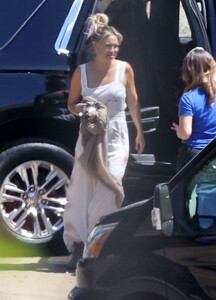 kate-hudson-arrives-on-the-set-of-untitled-basketball-project-in-la-04-25-2024-6.jpg