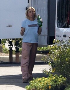 kate-hudson-in-silk-pajamas-at-mindy-kaling-s-basketball-project-filming-set-in-la-04-03-2024-0.thumb.jpg.804a340fc8e147ea329aab8861f252ba.jpg