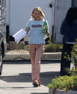 kate-hudson-in-silk-pajamas-at-mindy-kaling-s-basketball-project-filming-set-in-la-04-03-2024-1.thumb.jpg.0111258281c0755b9afe8f6d54024e68.jpg