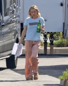 kate-hudson-in-silk-pajamas-at-mindy-kaling-s-basketball-project-filming-set-in-la-04-03-2024-3.thumb.jpg.d96bde8476b0e6f035a0abc9b9193d6b.jpg