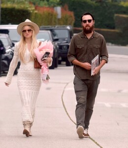 kate-hudson-leaves-graduation-party-in-los-angeles-05-31-2024-1.jpg