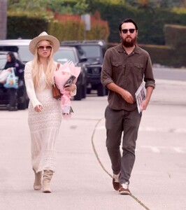 kate-hudson-leaves-graduation-party-in-los-angeles-05-31-2024-2.jpg