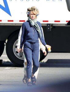 kate-hudson-out-on-set-with-curlers-in-her-hair-03-18-2024-3.thumb.jpg.befb5417d068e5dc257cd910cc5fd153.jpg