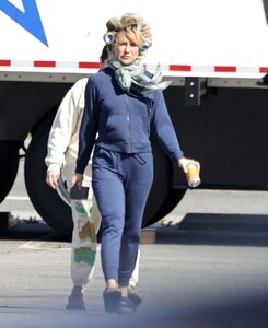 kate-hudson-out-on-set-with-curlers-in-her-hair-03-18-2024-6.thumb.jpg.55f7b2123e59971251720f797495164b.jpg