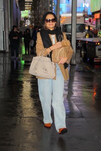 katie-holmes-arrives-for-our-town-performance-on-rainy-nyc-day-12.11.2024-3.jpg