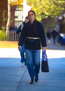 katie-holmes-beams-with-joy-on-her-46th-birthday-outing-in-new-york-city-12_17.2024-4.thumb.jpg.da3bd7cdddca9ef52686633b1201c33b.jpg