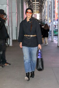 katie-holmes-beams-with-joy-on-her-46th-birthday-outing-in-new-york-city-12_17.2024-6.thumb.jpg.258a82a9603b26e3632d73f5fc7b56ba.jpg