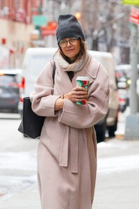 katie-holmes-braves-the-chilly-new-york-weather-12_21.2024-0.thumb.jpg.de18d9633b1c9f5a1b8beae36def1554.jpg