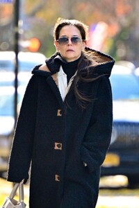 katie-holmes-out-and-about-on-a-chilly-day-in-new-york-city-12-01-2024-0.jpg