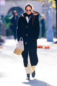 katie-holmes-out-and-about-on-a-chilly-day-in-new-york-city-12-01-2024-1.jpg