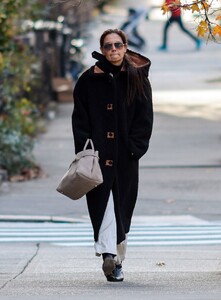 katie-holmes-out-and-about-on-a-chilly-day-in-new-york-city-12-01-2024-2.jpg