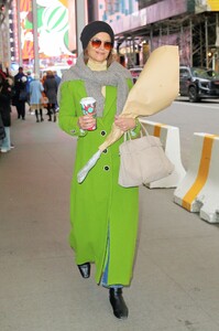 katie-holmes-stuns-in-new-york-city-12.15-2024-0.jpg