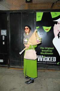 katie-holmes-stuns-in-new-york-city-12.15-2024-4.jpg