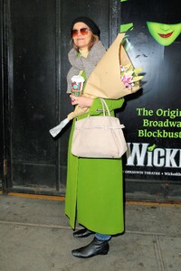 katie-holmes-stuns-in-new-york-city-12.15-2024-5.jpg