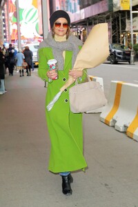 katie-holmes-stuns-in-new-york-city-12.15-2024-6.jpg