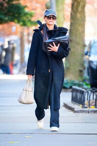 katie-holmes-vraves-the-cold-during-a-day-out-in-new-york-11-30-2024-3.jpg