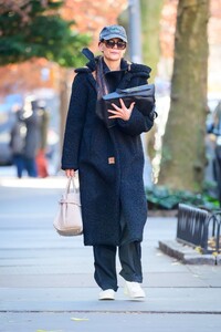 katie-holmes-vraves-the-cold-during-a-day-out-in-new-york-11-30-2024-4.jpg