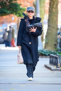 katie-holmes-vraves-the-cold-during-a-day-out-in-new-york-11-30-2024-5.jpg