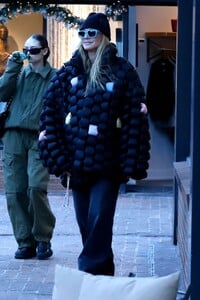 leni-and-heidi-klum-enjoy-winter-getaway-in-aspen-12.21.2024-1.jpg