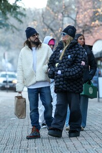 leni-and-heidi-klum-enjoy-winter-getaway-in-aspen-12.21.2024-10.jpg