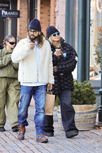 leni-and-heidi-klum-enjoy-winter-getaway-in-aspen-12.21.2024-11.jpg