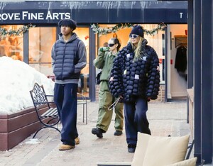 leni-and-heidi-klum-enjoy-winter-getaway-in-aspen-12.21.2024-3.jpg