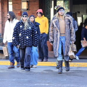 leni-and-heidi-klum-enjoy-winter-getaway-in-aspen-12.21.2024-4.jpg
