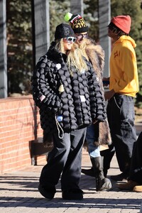 leni-and-heidi-klum-enjoy-winter-getaway-in-aspen-12.21.2024-5.jpg