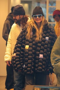 leni-and-heidi-klum-enjoy-winter-getaway-in-aspen-12.21.2024-6.jpg