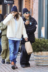leni-and-heidi-klum-enjoy-winter-getaway-in-aspen-12.21.2024-7.jpg